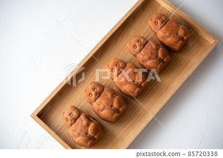 五隻貉人形燒在木盤上排成一列 五隻貉人形燒在木盤上排成一列 85720338