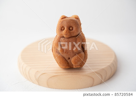 木盤上的一隻貉人形燒 木盤上的一隻貉人形燒 85720584