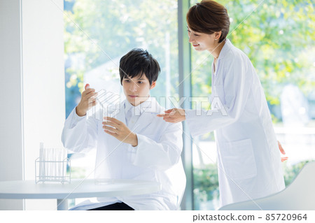 Male and female researchers in white coats Photographing cooperation: LINK FOREST 85720964