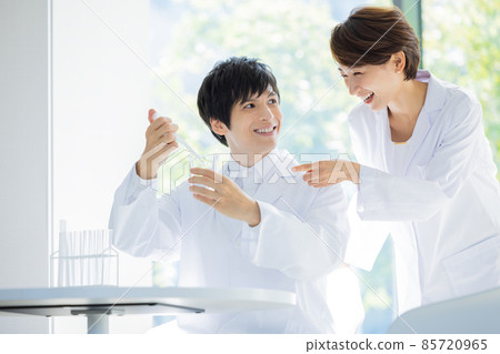 Male and female researchers in white coats Photographing cooperation: LINK FOREST Male and female researchers in white coats Photographing cooperation: LINK FOREST 85720965