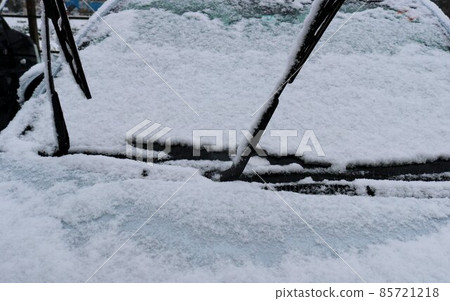 Scenery where the wiper freezes due to yesterday's snow 85721218