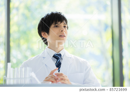 Male researcher in a white coat Photographing cooperation: LINK FOREST Male researcher in a white coat Photographing cooperation: LINK FOREST 85721699
