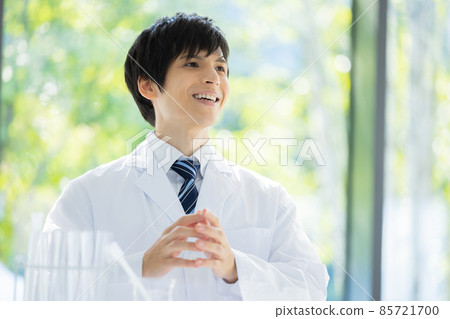 Male researcher in a white coat Photographing cooperation: LINK FOREST 85721700