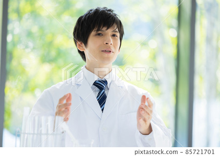 Male researcher in a white coat Photographing cooperation: LINK FOREST Male researcher in a white coat Photographing cooperation: LINK FOREST 85721701