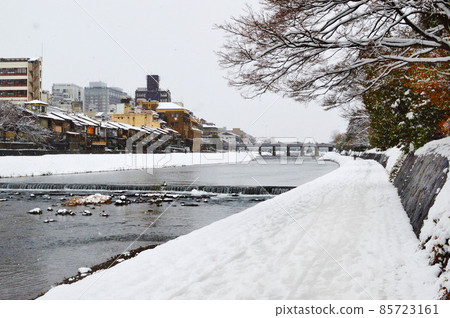 前往京都鴨川人行道上的三條大橋，冬天的清晨，雪在此舞動。 85723161