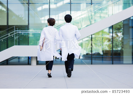 Men and women in white coats, back view, shooting cooperation: LINK FOREST Men and women in white coats, back view, shooting cooperation: LINK FOREST 85723493