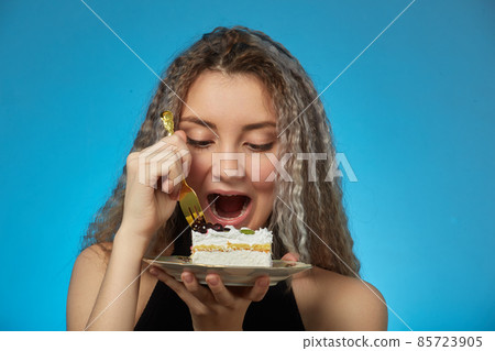 girl eats dessert 85723905
