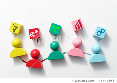 團隊合作和創造力。一個立方體的鳥瞰圖,帶有各種顏色的人形狀的塊和圖標。 團隊合作和創造力。一個立方體的鳥瞰圖,帶有各種顏色的人形狀的塊和圖標。 85724161