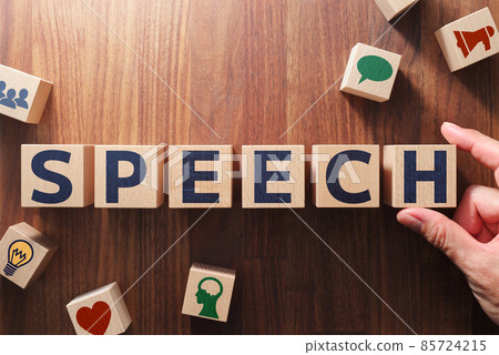 通過排列印有字母的塊來製作單詞“SPEECH”。想想演講 85724215