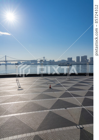 [Urban scenery] Buildings in the clear Tokyo Bay area seen from Harumi 85724312