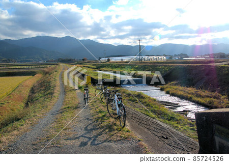 Countryside bicycle scenery 85724526