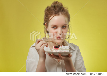 girl eats dessert 85724856
