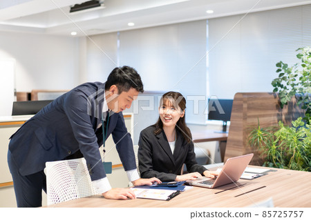 Men and women talking while looking at a computer in a business office Photo cooperation: WEEK Shibadaimon (Sun Frontier Fudousan) 85725757