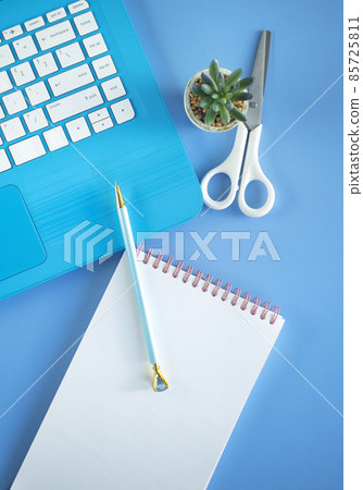 藍色筆記本和藍色背景上的書寫工具 藍色筆記本和藍色背景上的書寫工具 85725811