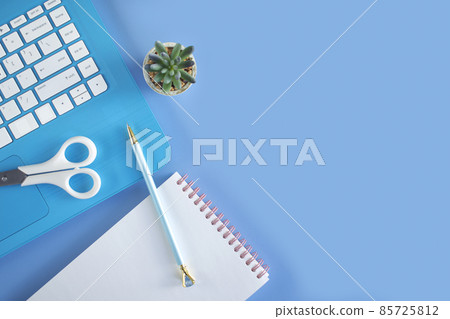 藍色筆記本和藍色背景上的書寫工具 藍色筆記本和藍色背景上的書寫工具 85725812