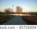 日落公園和湖泊 85726899