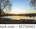 日落公園和湖泊 85726902