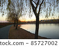 夕陽下公園裡的湖 85727002