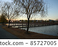 夕陽下公園裡的湖 85727005