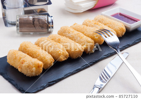 deep-fried mozzarella cheese sticks with berry sauce 85727110