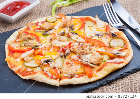 small pizza with chicken mushrooms and sweet pepper small pizza with chicken mushrooms and sweet pepper 85727124