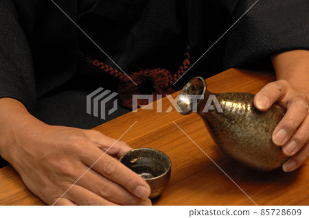 晚上喝一杯,享受美好的一天 晚上喝一杯,享受美好的一天 85728609