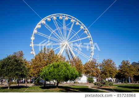Ferris wheel in La Rochelle harbor, France 85728868