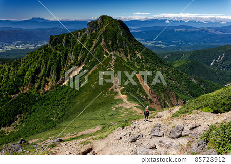 在八嶽山脈和赤嶽山脊線上與登山者一起欣賞阿彌陀山和禦嶽山 在八嶽山脈和赤嶽山脊線上與登山者一起欣賞阿彌陀山和禦嶽山 85728912