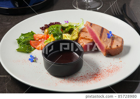 tuna steak with fresh vegetables and sauce tuna steak with fresh vegetables and sauce 85728980