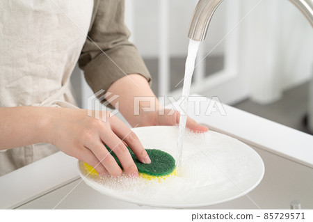 洗碗 做家事 女性 家政婦 洗碗精 Do the dishes washing 食器を洗う 85729571