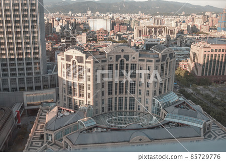 台北信義區街頭 85729776