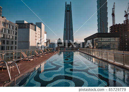 台北信義區街頭 85729779