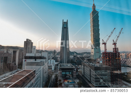 台北信義區街頭 85730053