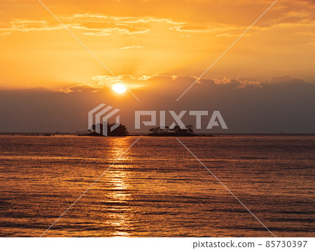 金色的富山灣和阿布加島升起的太陽 金色的富山灣和阿布加島升起的太陽 85730397