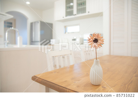 Dining kitchen with dried flowers 85731022