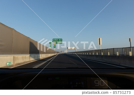 京都縱貫高速公路行駛的汽車乘客座位上的風景 85731273