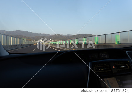 京都縱貫高速公路行駛的汽車乘客座位上的風景 85731274