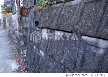 已經變舊、開裂和變形的砌塊的擋土牆 85731927