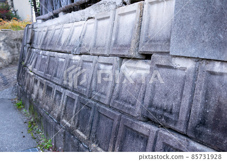 已經變舊、開裂和變形的砌塊的擋土牆 85731928