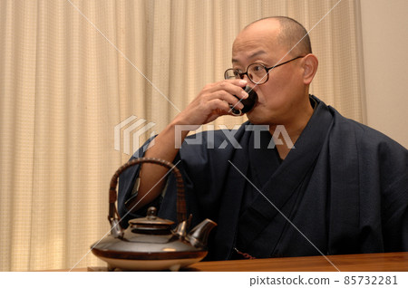 Middle-aged man relaxing in kimono 85732281