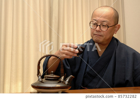 中年男子穿著和服放鬆 中年男子穿著和服放鬆 85732282