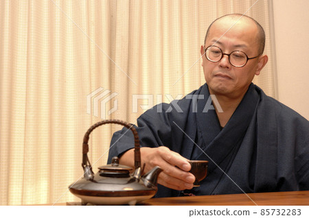 中年男子穿著和服放鬆 中年男子穿著和服放鬆 85732283