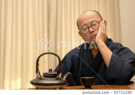 中年男子穿著和服放鬆 中年男子穿著和服放鬆 85732286