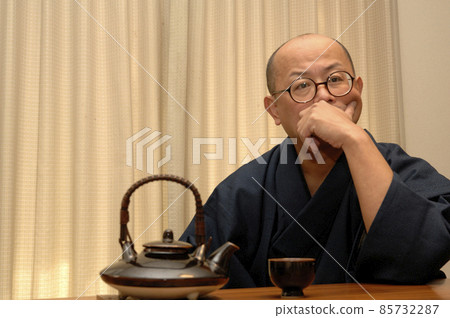 中年男子穿著和服放鬆 中年男子穿著和服放鬆 85732287