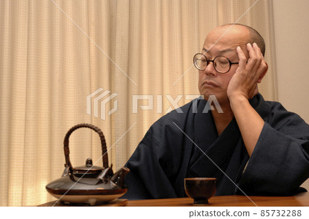 中年男子穿著和服放鬆 85732288