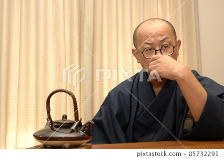 中年男子穿著和服放鬆 中年男子穿著和服放鬆 85732291