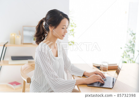 Work at home Female 20s Profile 85732398