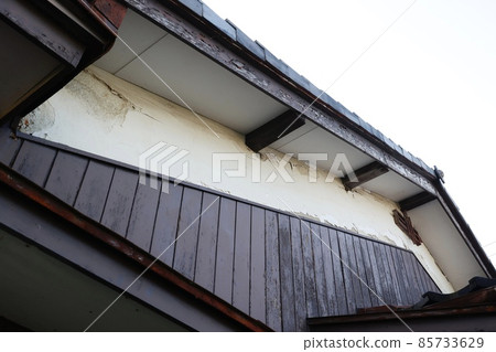 Peeling of the outer wall of a Japanese wooden house 85733629