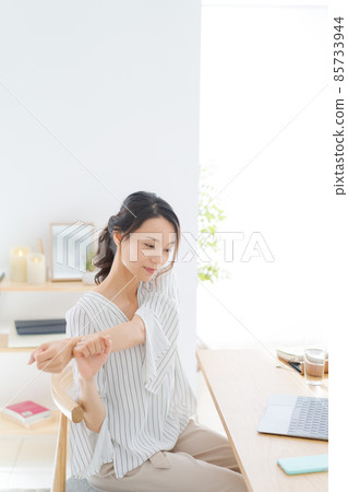 Female home work 20's 30's 85733944