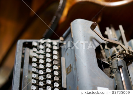Antique typewriter 85735009